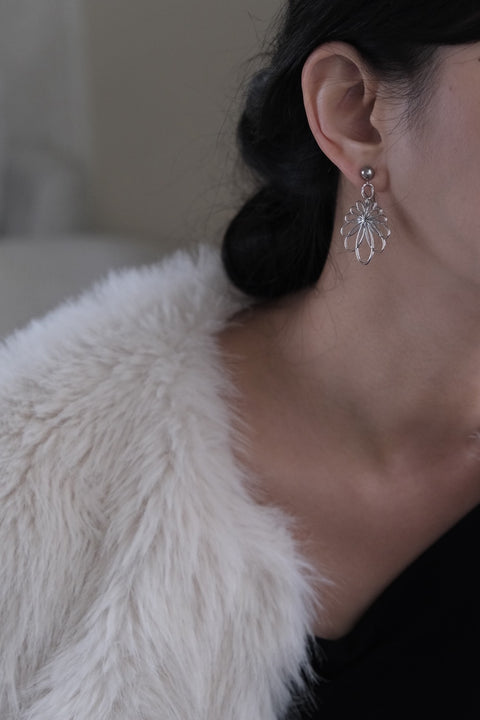 鈦鋼鏤空藝術花瓣耳環【銀色】