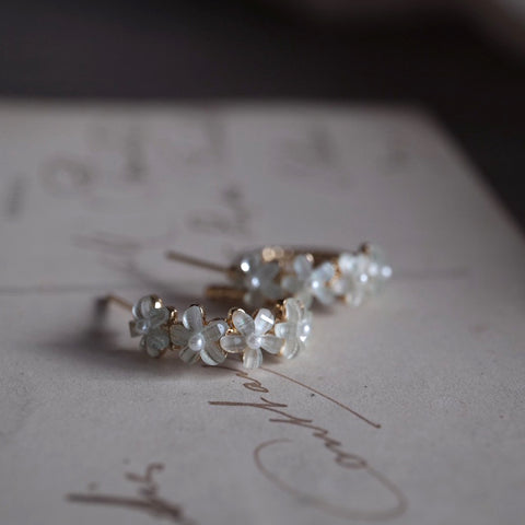 藍色珍珠小花弧形耳環