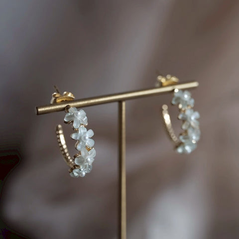 藍色珍珠小花弧形耳環