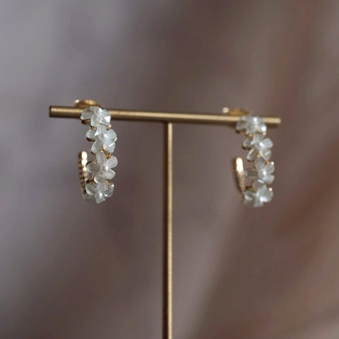 藍色珍珠小花弧形耳環