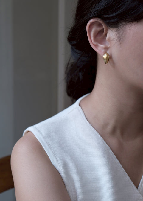 鈦鋼俐落貝殼耳環