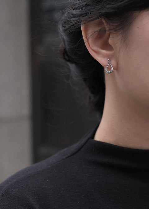 銀色卡爾優雅弧線耳環