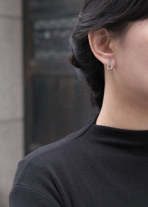 銀色卡爾優雅弧線耳環