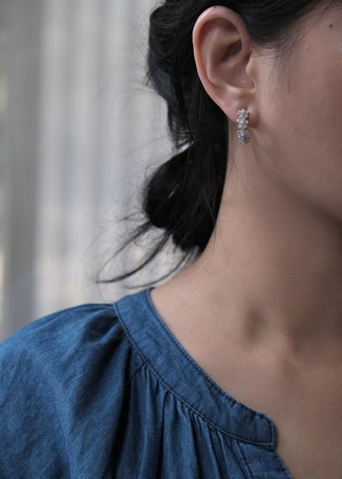 藍色珍珠小花弧形耳環