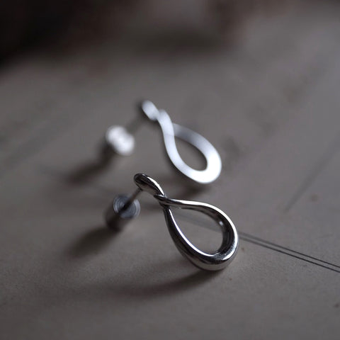 銀色卡爾優雅弧線耳環