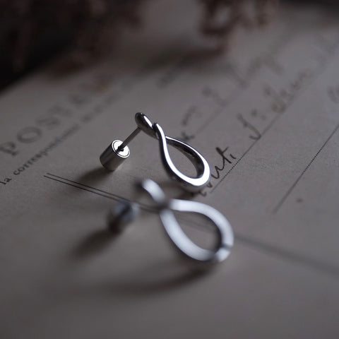 銀色卡爾優雅弧線耳環