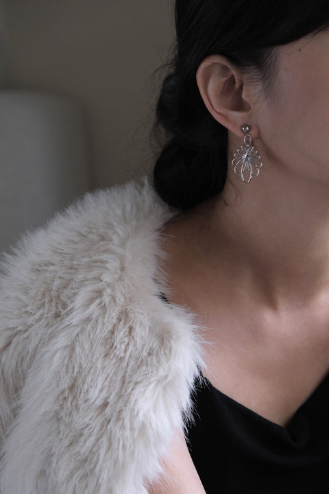 鈦鋼鏤空藝術花瓣耳環【銀色】