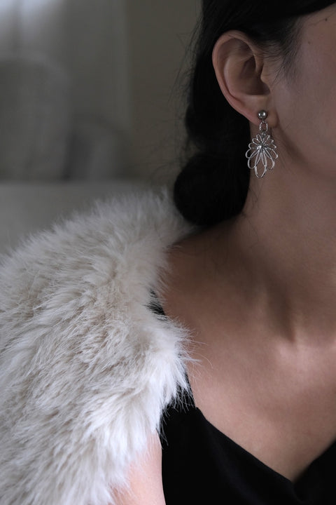 鈦鋼鏤空藝術花瓣耳環【銀色】