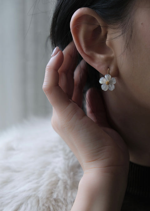 天然貝殼花花耳環