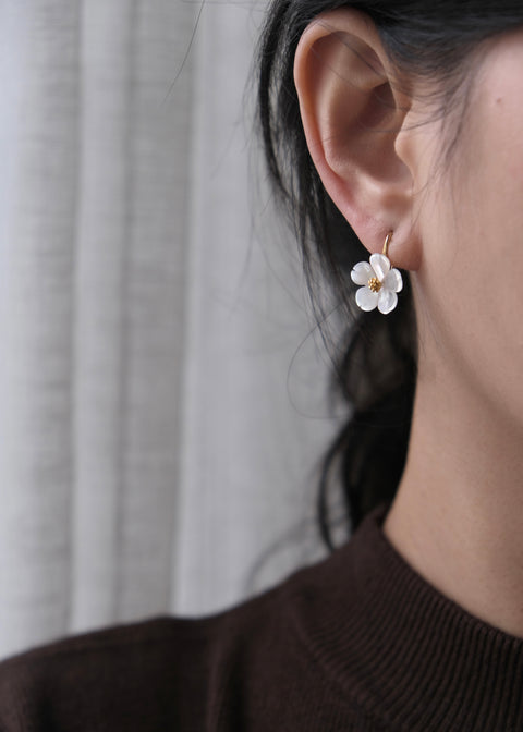天然貝殼花花耳環