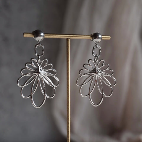 鈦鋼鏤空藝術花瓣耳環【銀色】