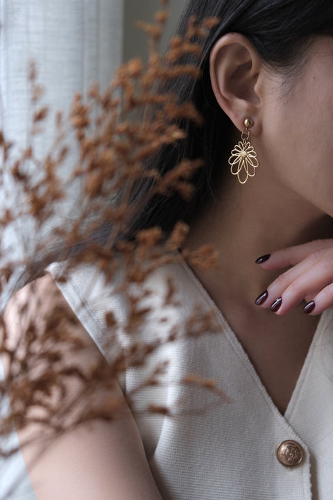 鈦鋼鏤空藝術花瓣耳環【金色】