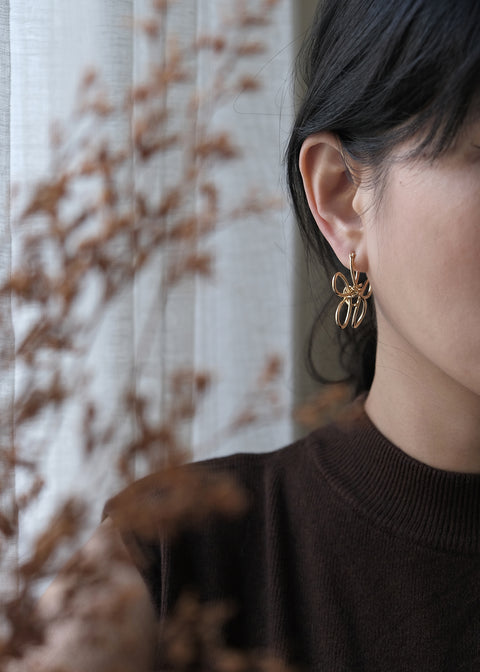 扭結線條金花耳環