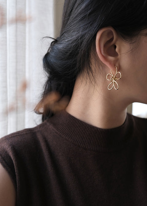 扭結線條金花耳環