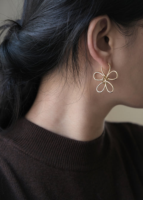 扭結線條金花耳環