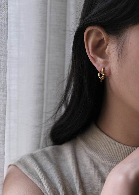 鈦鋼金色極簡扭結耳環