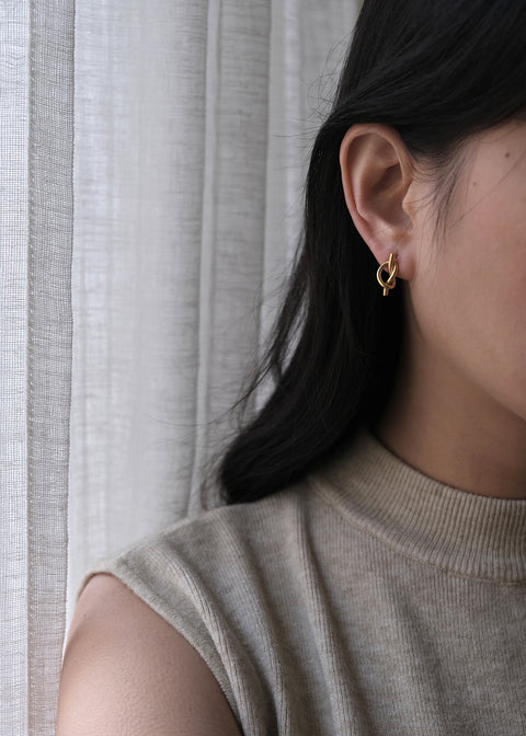 鈦鋼金色極簡扭結耳環