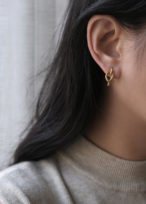 鈦鋼金色極簡扭結耳環