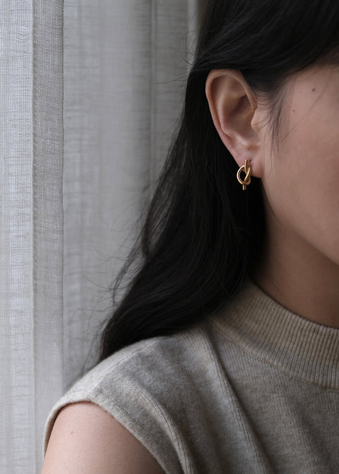 鈦鋼金色極簡扭結耳環