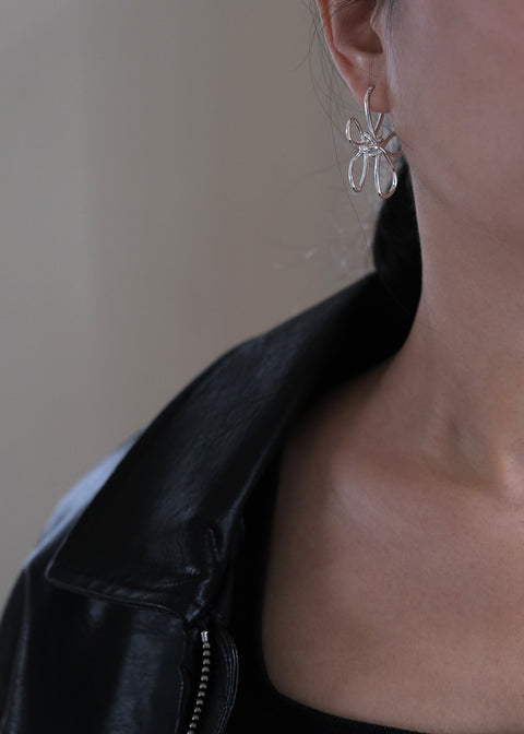 扭結線條銀花耳環