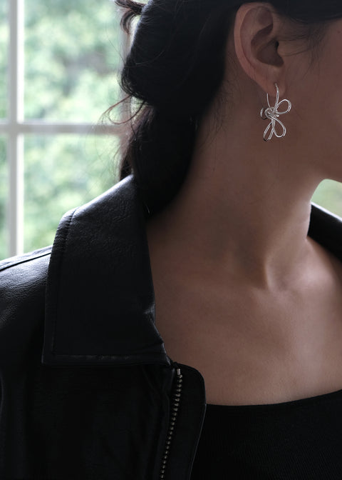 扭結線條銀花耳環