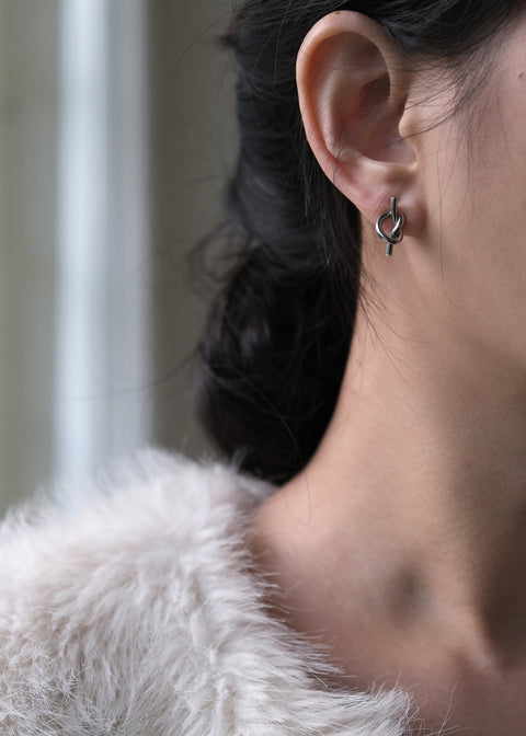 鈦鋼銀色極簡扭結耳環