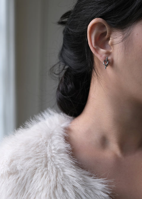 鈦鋼銀色極簡扭結耳環