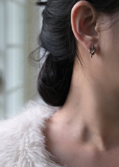 鈦鋼銀色極簡扭結耳環