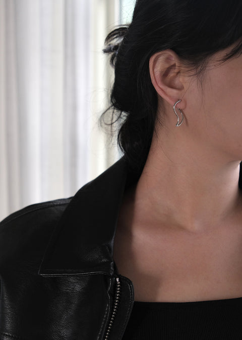 銀色優雅弧線耳環