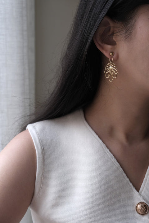 鈦鋼鏤空藝術花瓣耳環【金色】