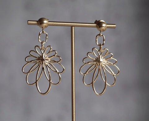 鈦鋼鏤空藝術花瓣耳環【金色】