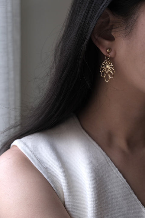 鈦鋼鏤空藝術花瓣耳環【金色】