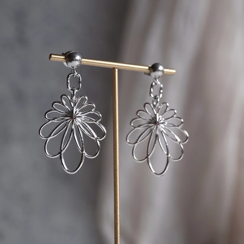 鈦鋼鏤空藝術花瓣耳環【銀色】