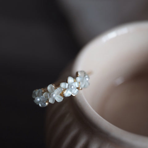 藍色珍珠小花弧形耳環