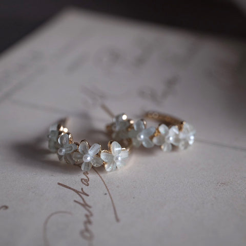 藍色珍珠小花弧形耳環