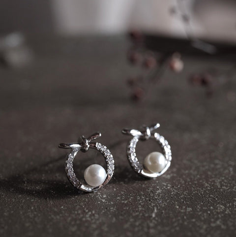 銀色珍珠小鑽紐結耳環