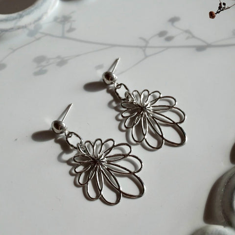 鈦鋼鏤空藝術花瓣耳環【銀色】