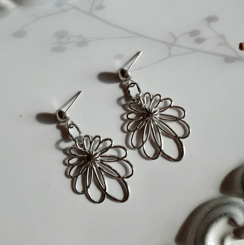鈦鋼鏤空藝術花瓣耳環【銀色】