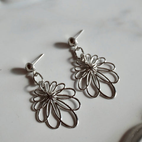 鈦鋼鏤空藝術花瓣耳環【銀色】