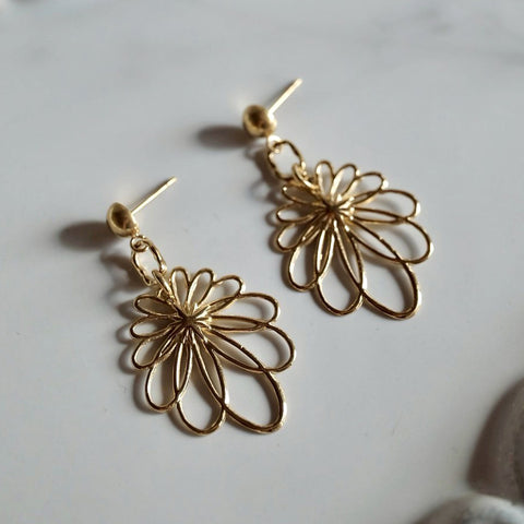 鈦鋼鏤空藝術花瓣耳環【金色】