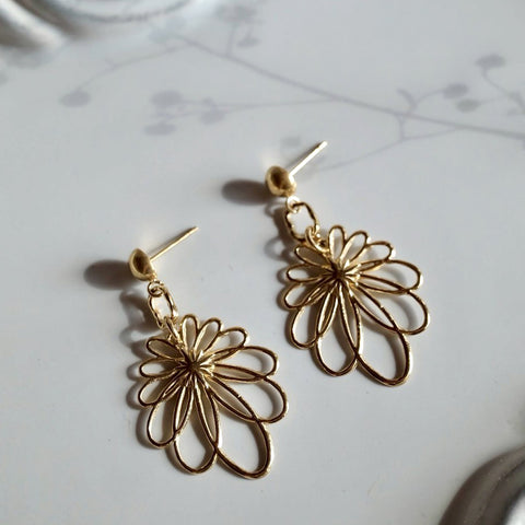 鈦鋼鏤空藝術花瓣耳環【金色】