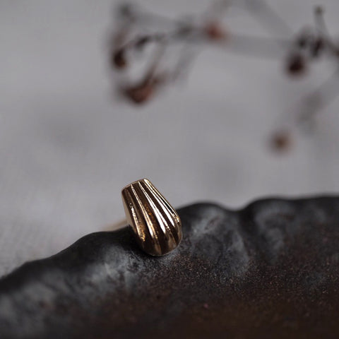 金色小巧瑪德蓮