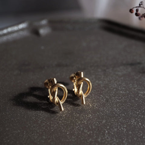 鈦鋼金色極簡扭結耳環