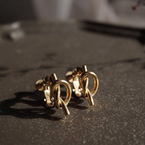 鈦鋼金色極簡扭結耳環