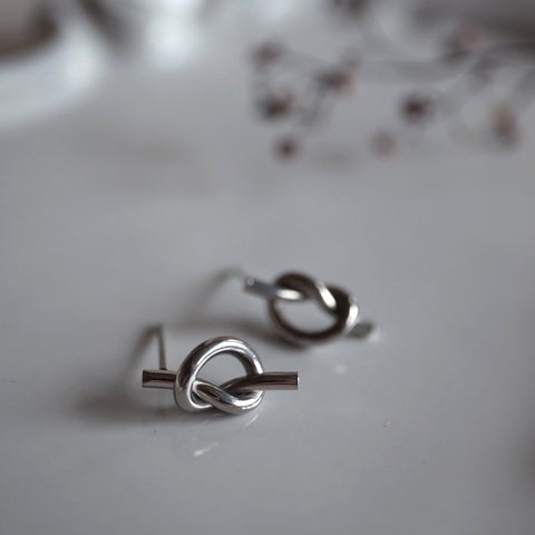 鈦鋼銀色極簡扭結耳環