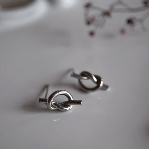 鈦鋼銀色極簡扭結耳環