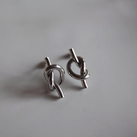 鈦鋼銀色極簡扭結耳環