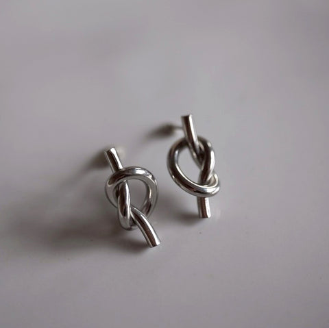 鈦鋼銀色極簡扭結耳環