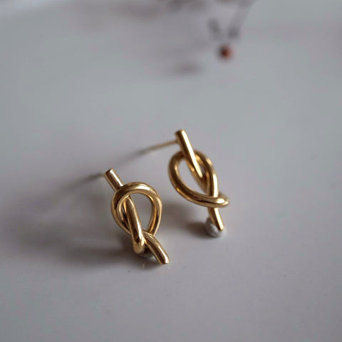 鈦鋼金色極簡扭結耳環
