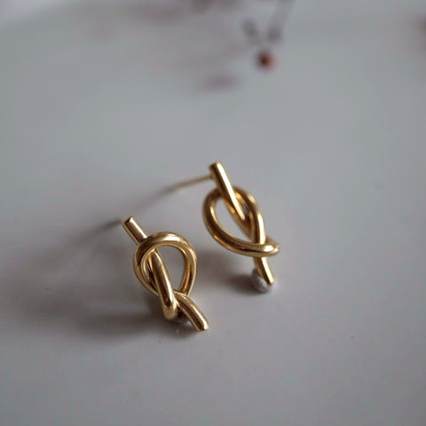 鈦鋼金色極簡扭結耳環